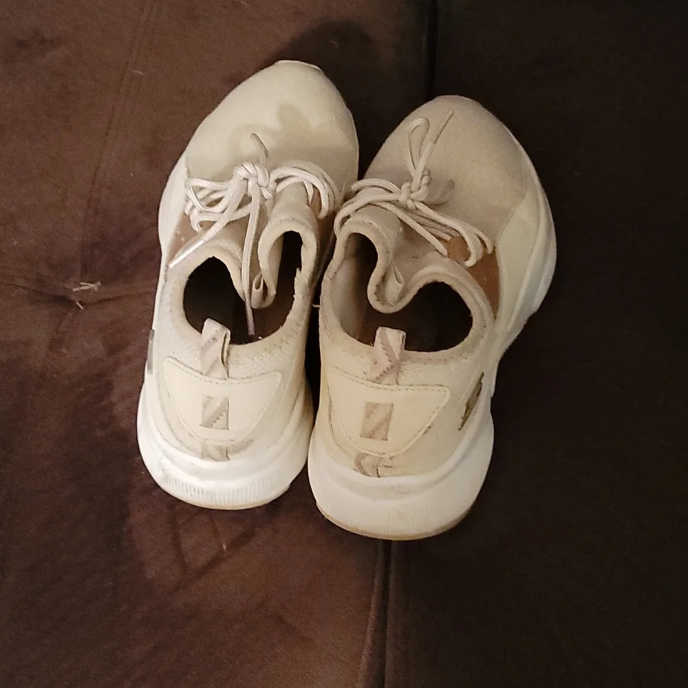 Sketchers cute work shoes non skid - Picture 2 of 3